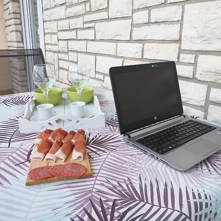 Beach Paradise Apartments *